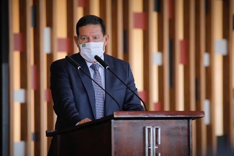 Mourão acha que Queiroga saiu do Brasil já contaminado