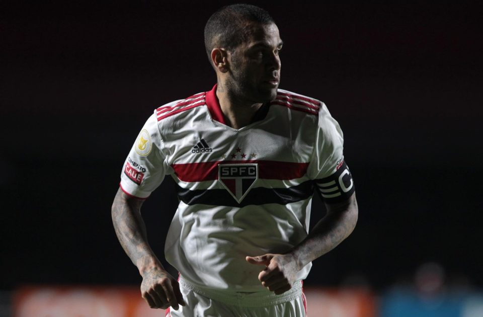 Daniel Alves assina rescisão de contrato com o São Paulo