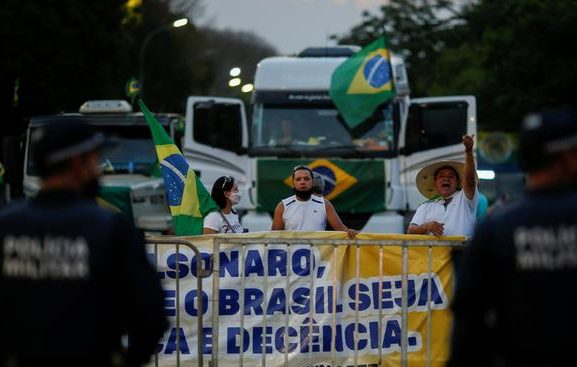 Após 5 dias de protesto, caminhoneiros deixam Esplanada