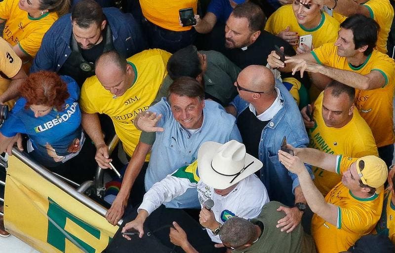 Bolsonaro é multado pela 7ª vez por não usar máscara em SP