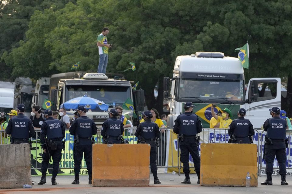 Caminhoneiros protestam em rodovias de 15 Estados