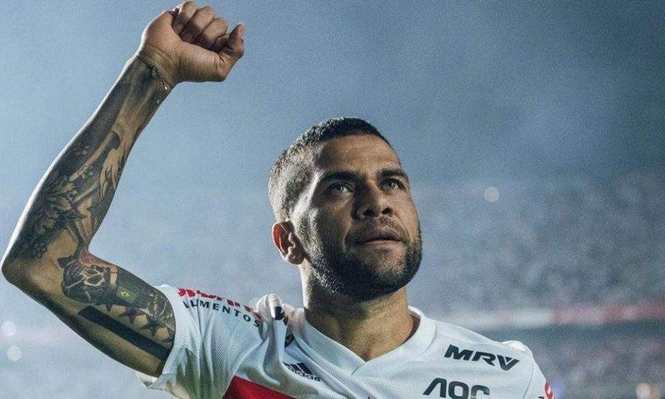Daniel Alves agradece São Paulo ‘por realizar sonho’