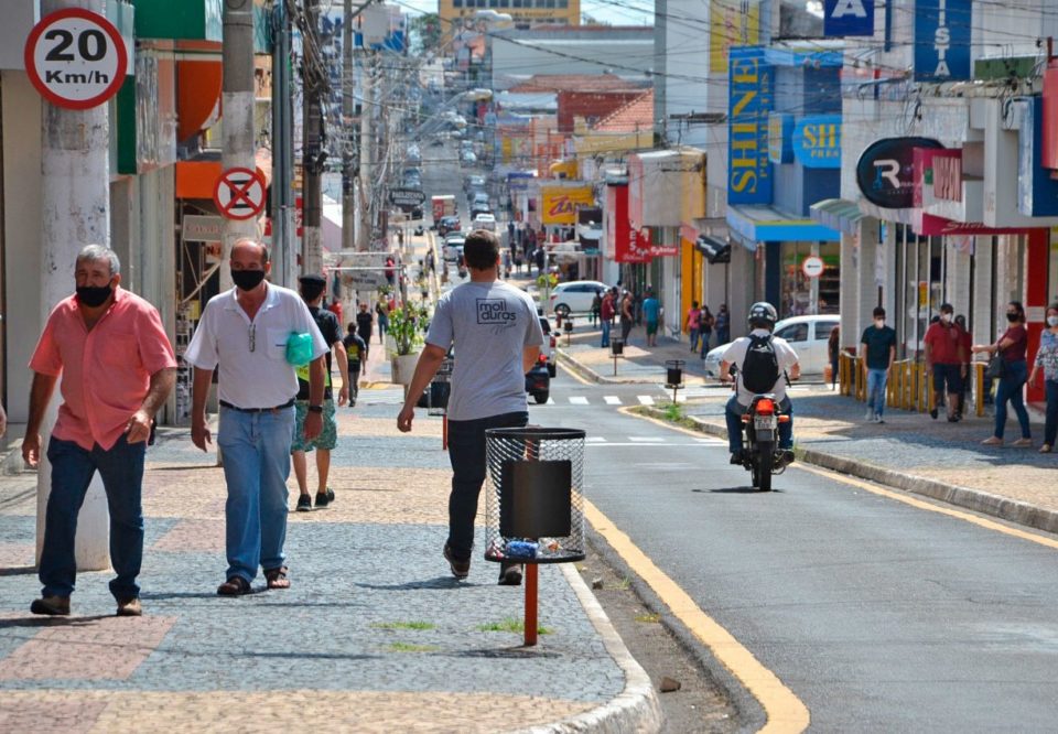 Comércio tenta abrir todos os sábados; sindicato reage