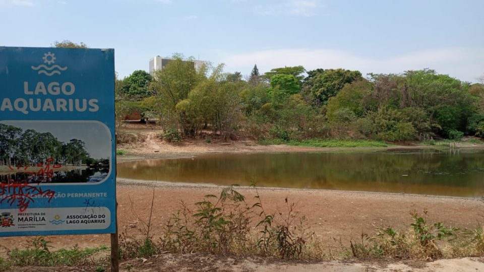 Lago do Aquarius quase seca com estiagem em Marília