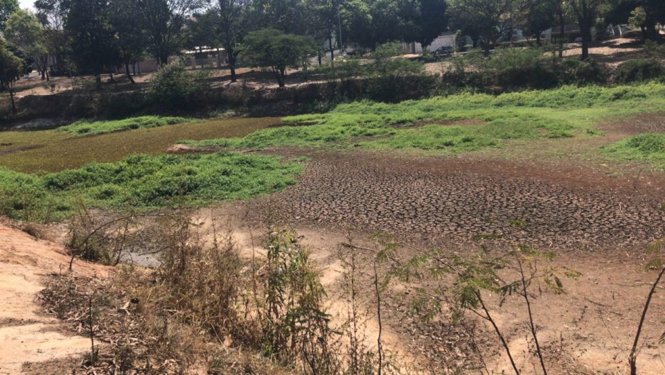 Lago do Aquarius quase seca com estiagem em Marília