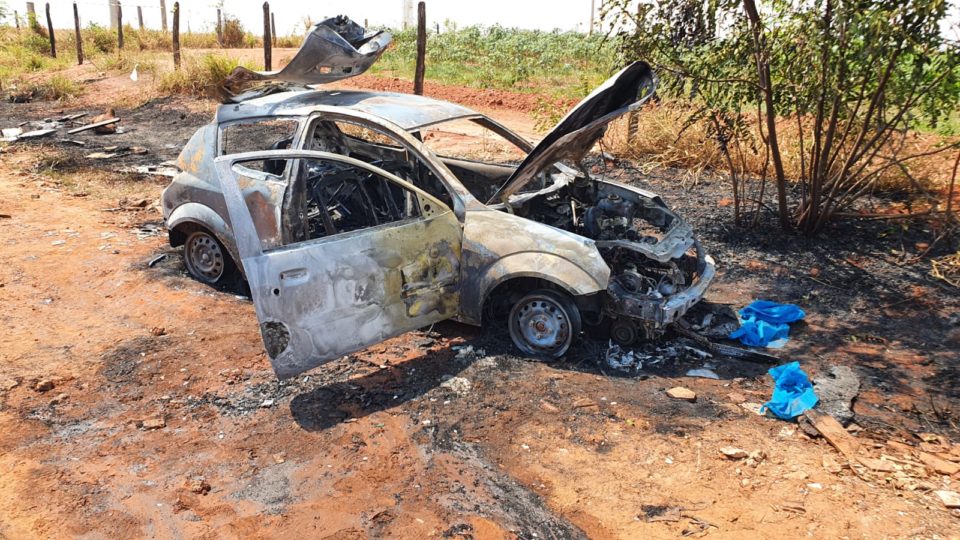 Bombeiros encontram corpo em carro incendiado