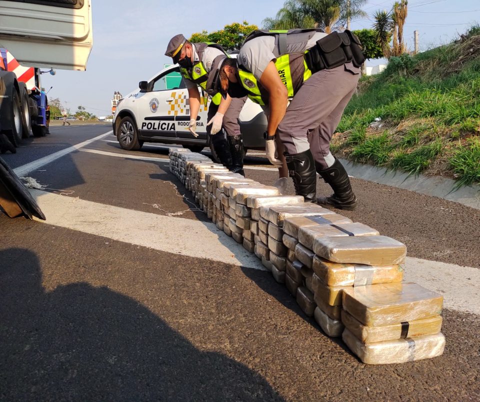 Carreta bate e polícia apreende quase 180 kg de drogas