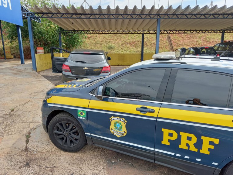 Dupla é presa com cartões e dinheiro pela PRF em Marília