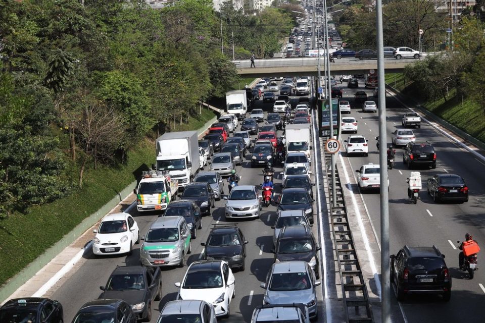 Vias têm trânsito intenso e pontos congestionados no feriadão