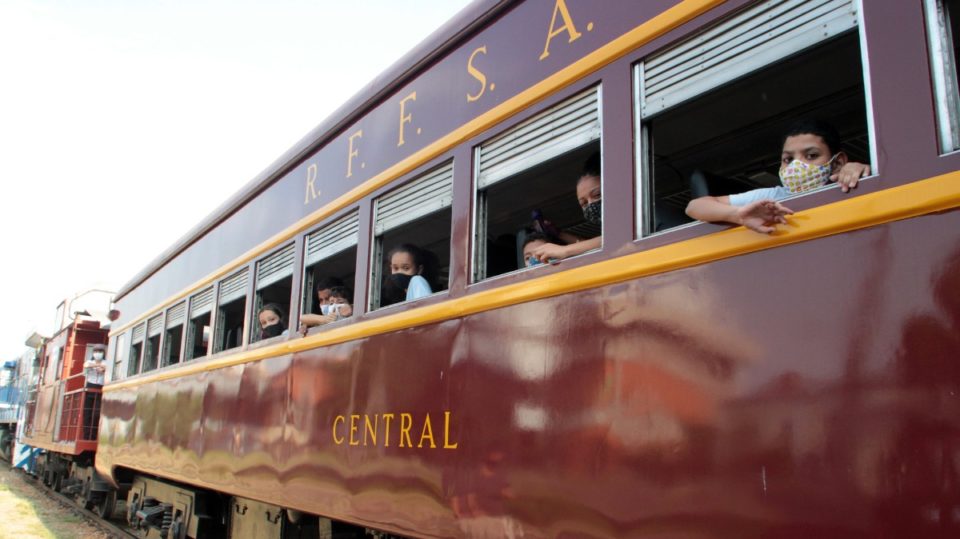 Novo trem leva turistas ao ‘Vale das Frutas’ e resgata história