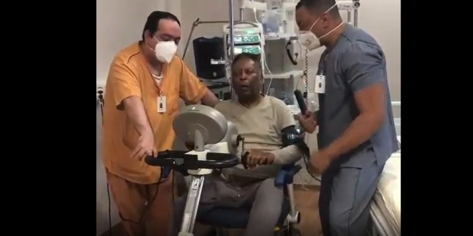 Ainda internado, Pelé mostra bom humor em vídeo