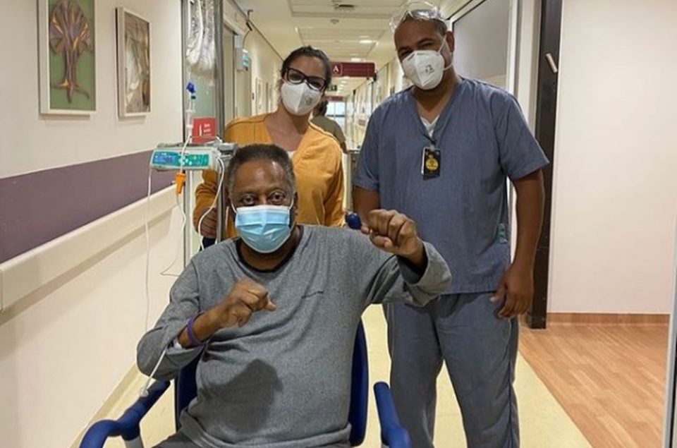 Mostrando boa evolução, Pelé canta hino do Santos