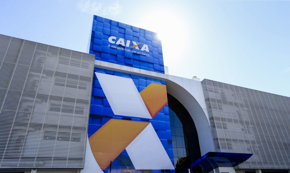 Caixa paga 6ª parcela do auxílio para nascidos em abril