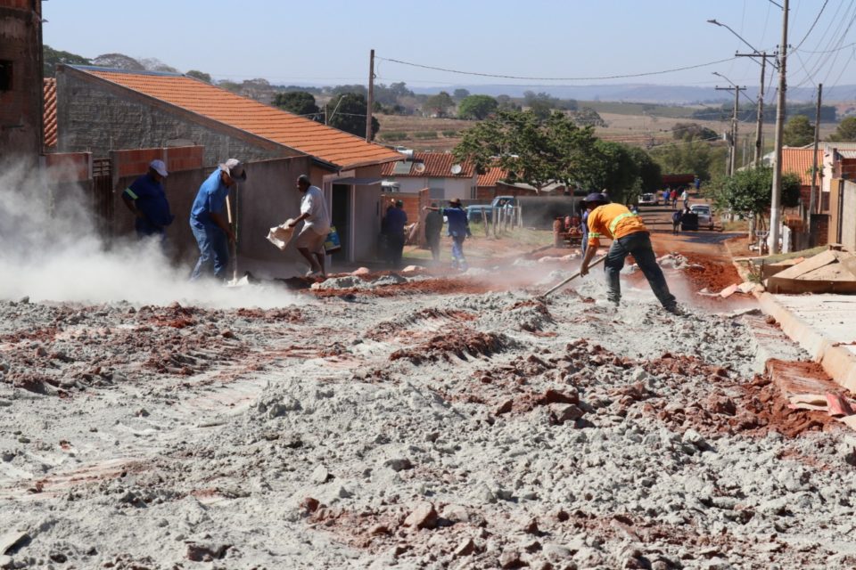 Prefeito acompanha obras de pavimentação em Avencas