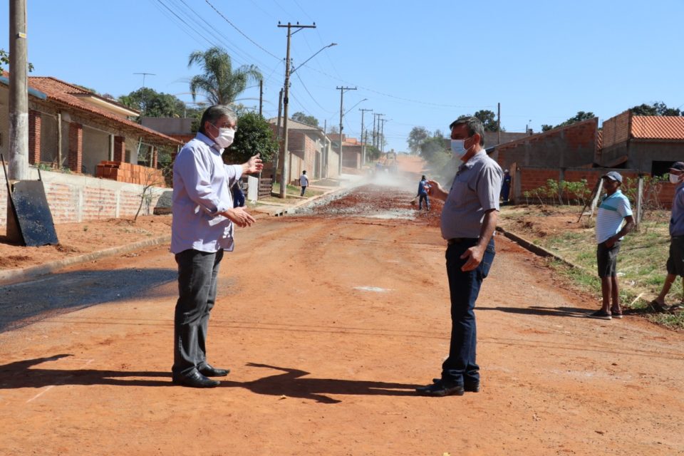 Prefeito acompanha obras de pavimentação em Avencas