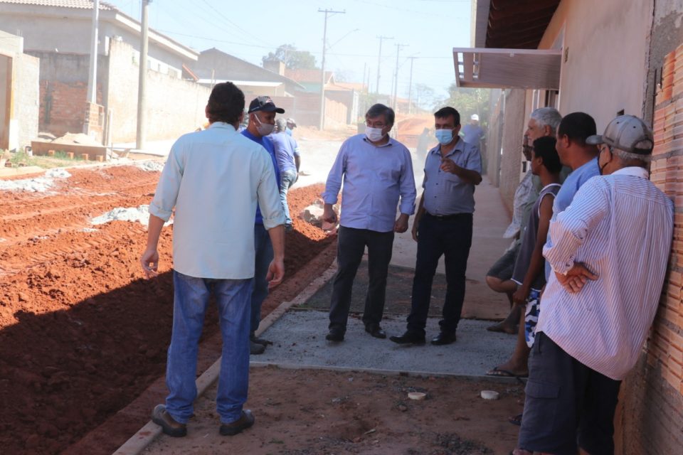 Prefeito acompanha obras de pavimentação em Avencas