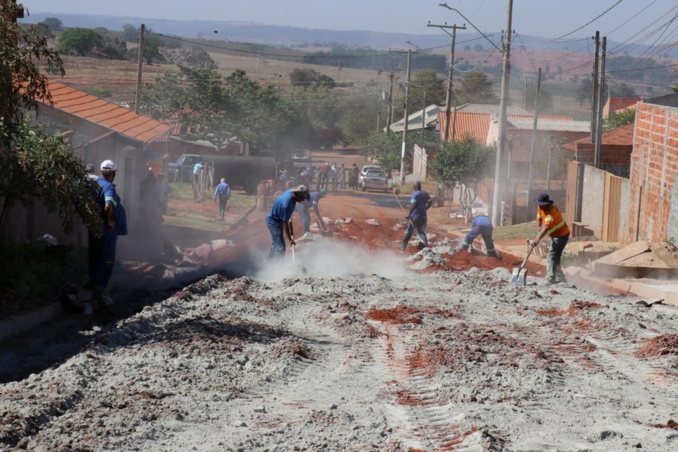 Prefeito acompanha obras de pavimentação em Avencas