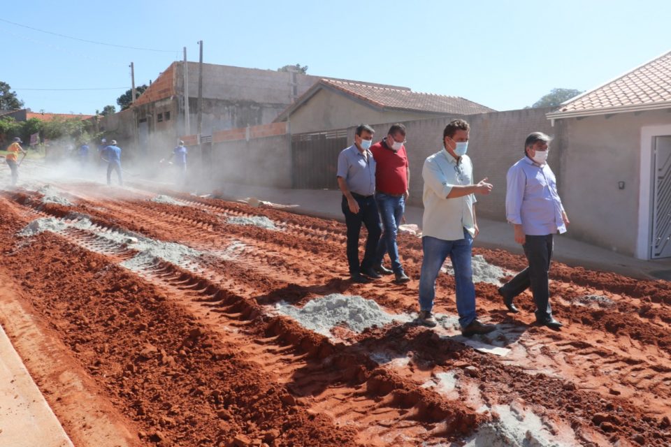 Prefeito acompanha obras de pavimentação em Avencas