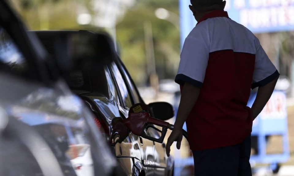 Preços de gasolina e diesel aumentam hoje nas refinarias