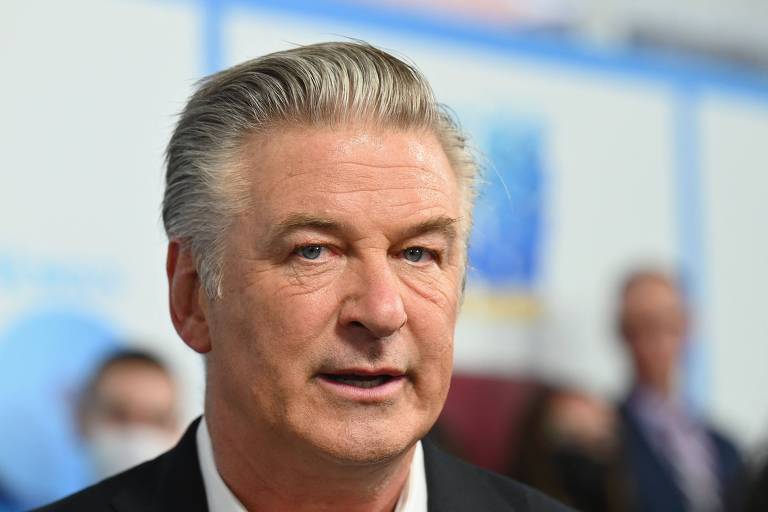 Alec Baldwin dispara arma cenográfica e mata diretora