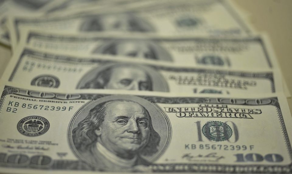 Dólar fecha com maior alta desde abril, custando R$ 5,537