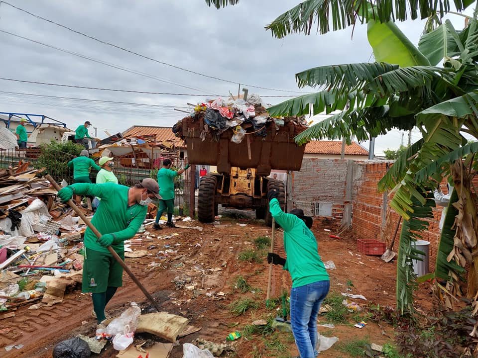 Servidores fazem mutirão em imóvel com acúmulo de lixo