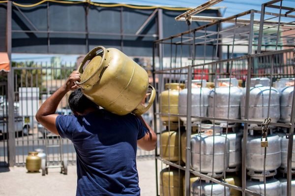 Gás de cozinha volta a subir e acumula alta de 3,5% em outubro