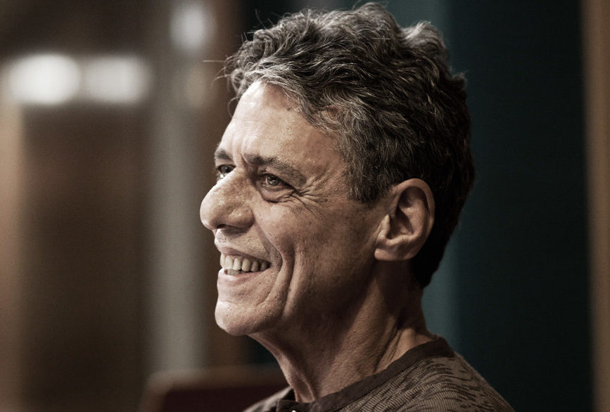 Chico Buarque passará por cirurgia na coluna aos 77 anos