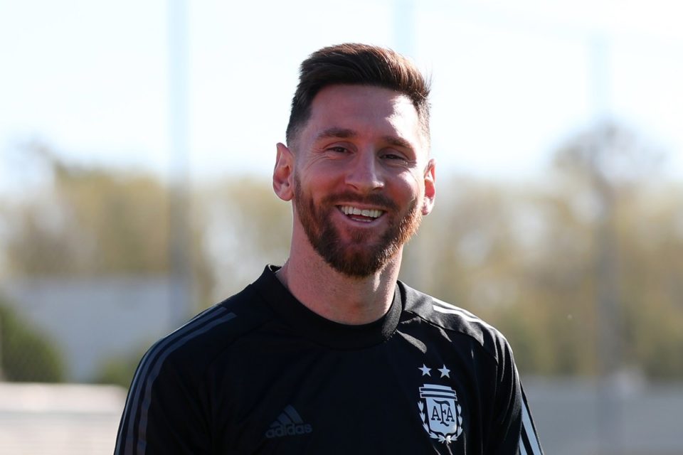 Primeiro-ministro francês dará camisa de Messi ao Papa