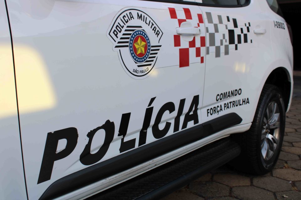 Homem armado com pedaço de pau assalta idosa em sítio