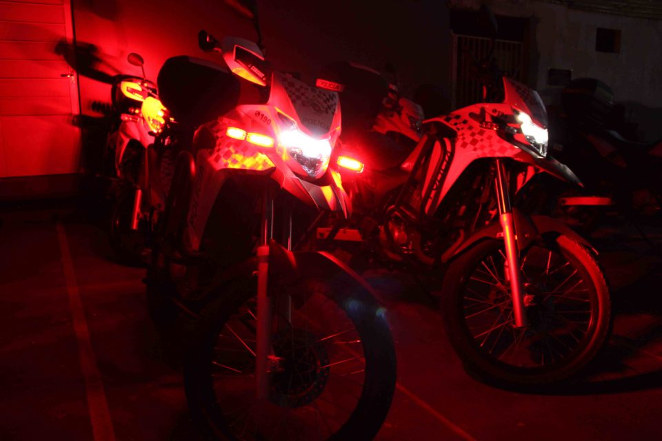 Dois são presos com tijolos de maconha na zona Oeste