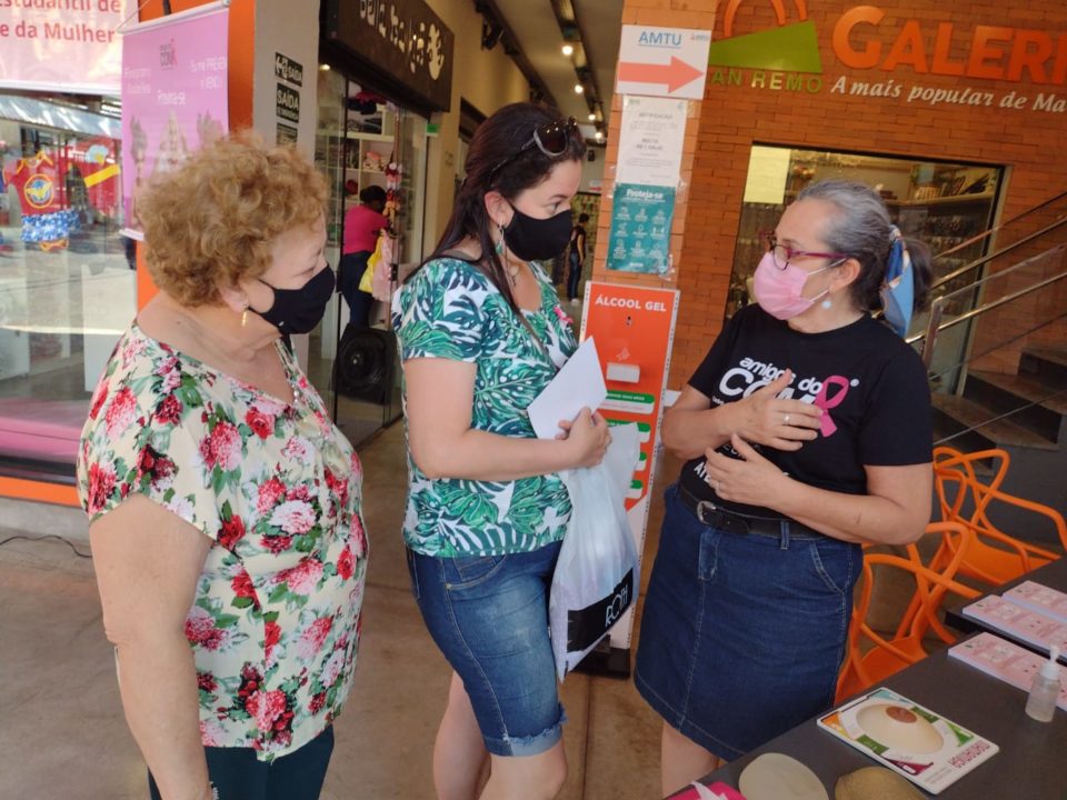 Assistência Social participa de ação contra o câncer de mama