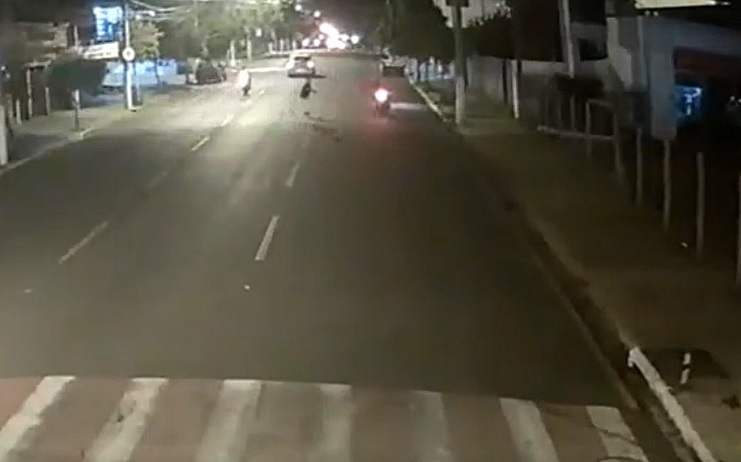 Motociclista atropela jovem em avenida de Ourinhos
