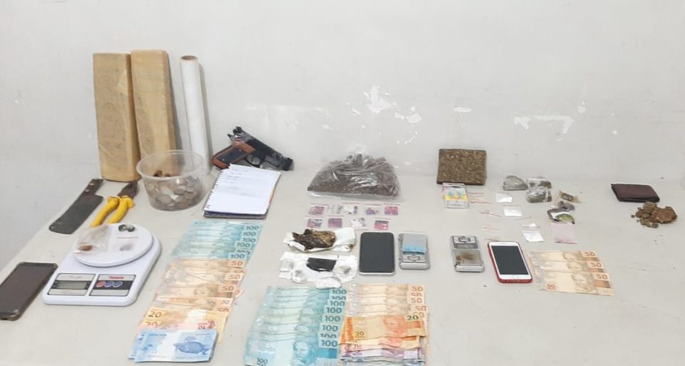 PM prende cinco jovens com drogas em casa na zona Norte