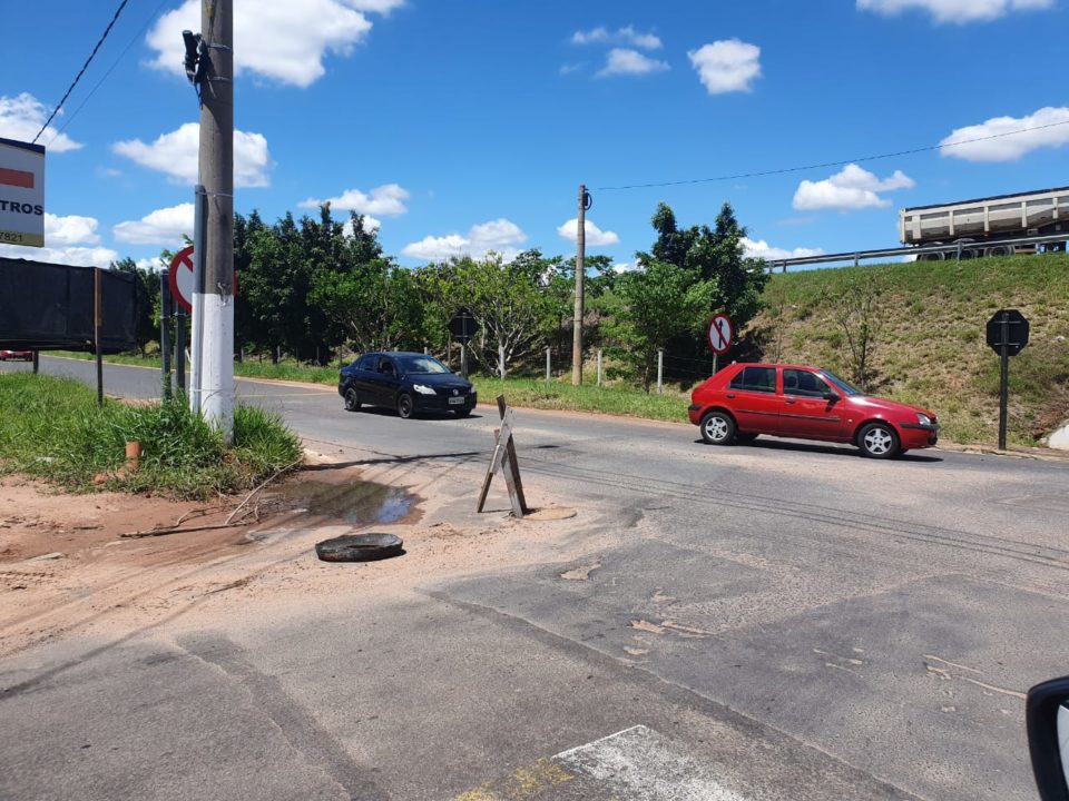 Bueiro com tampa quebrada coloca motoristas em risco