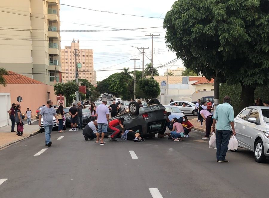 Capotamento no Centro mobiliza Corpo de Bombeiros