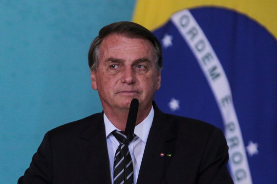 Bolsonaro diz que foi obrigado a vetar pauta sobre absorventes