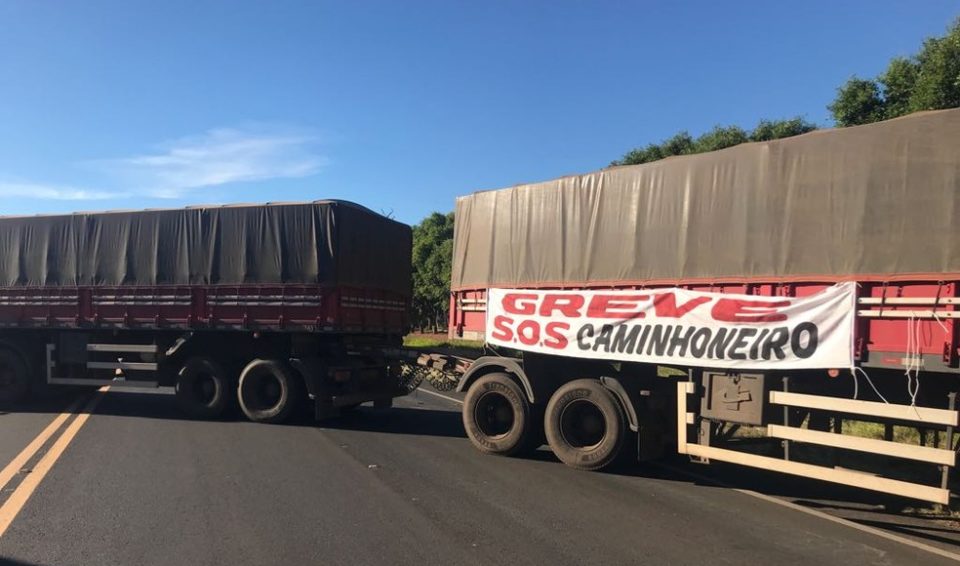 Caminhoneiros prometem greve no dia 1º se governo não baixar diesel