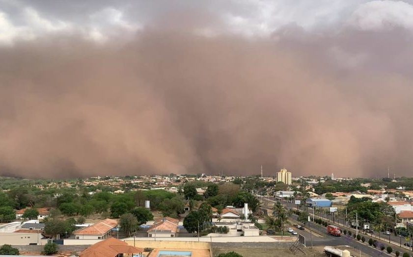 Tempestade de poeira encobre cidades em SP e MS