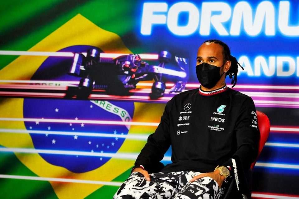 Lewis Hamilton admite pressão para vencer no Brasil