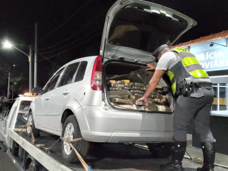 Polícia flagra carro guinchado com quase 400 quilos de drogas
