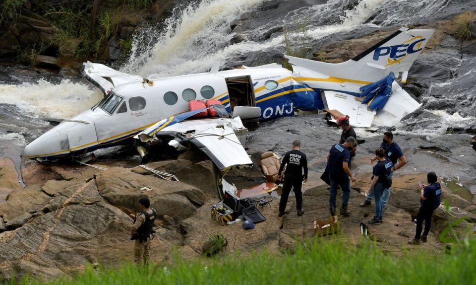 Avião que caiu com Marília Mendonça é retirado do local