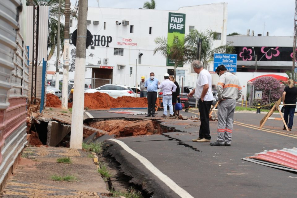 Cratera no Centro pode ter sido aberta por obra de novo shopping