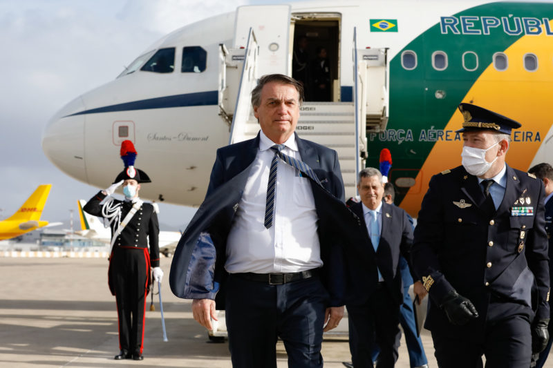 Bolsonaro diz a apoiadores estar gripado, mas irá a eventos