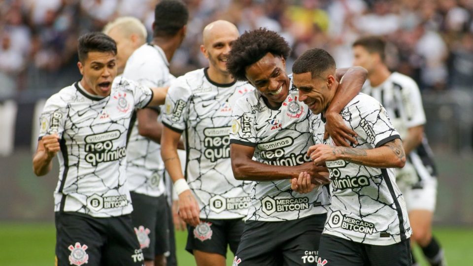 Corinthians vence o Santos e entra no G4 do Brasileirão