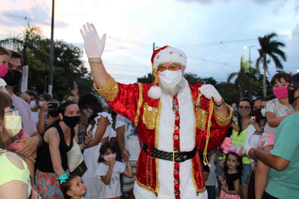 Com decoração de Natal aberta, Esmeralda Shopping distribui cupons para sorteio