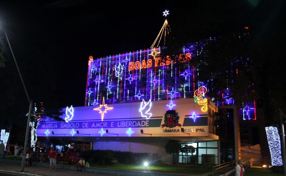 Prefeitura começa a instalar decorações de Natal nas ruas de Marília