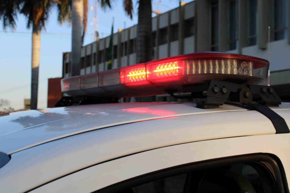 Homem alvejado é encontrado em estrada