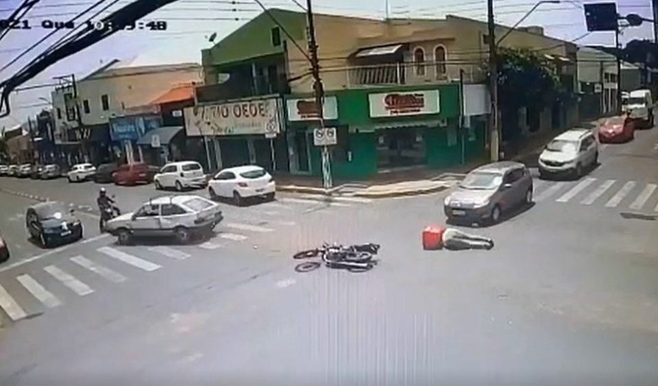 Motorista de carro avança sinal e atinge motociclista