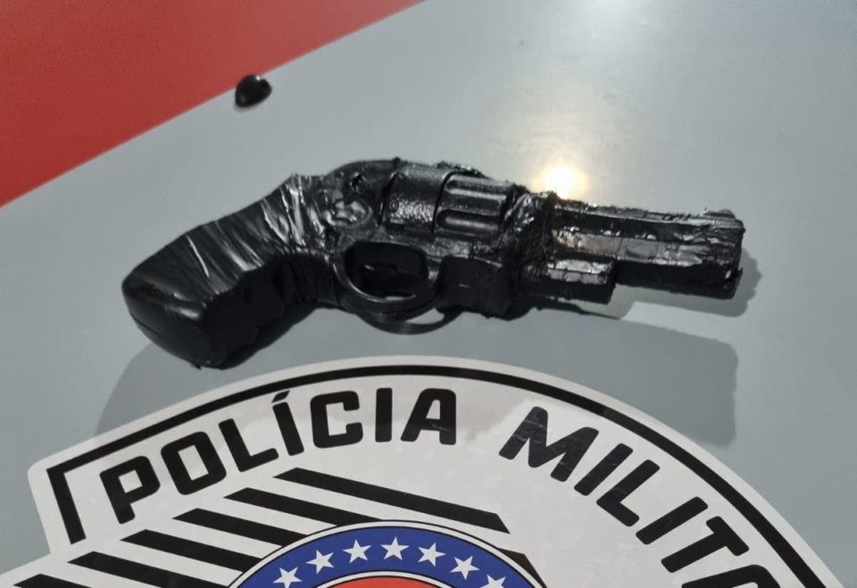 Polícia flagra menores em moto com simulacro de arma
